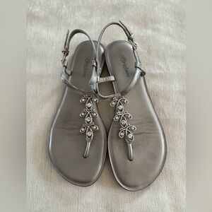 Brighton Oyster Thong Sandals 7N
Swarovski Crystals and Silver Plated Hardware.